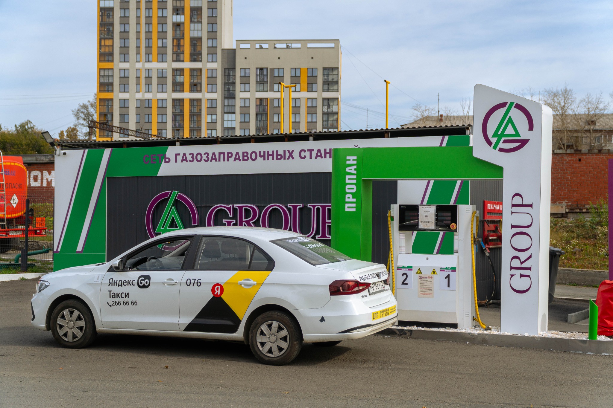 Автомобиль у газовой заправочной станции G-Group