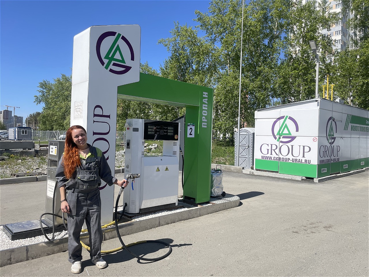 Сотрудник G-Group на автогазозаправочной станции